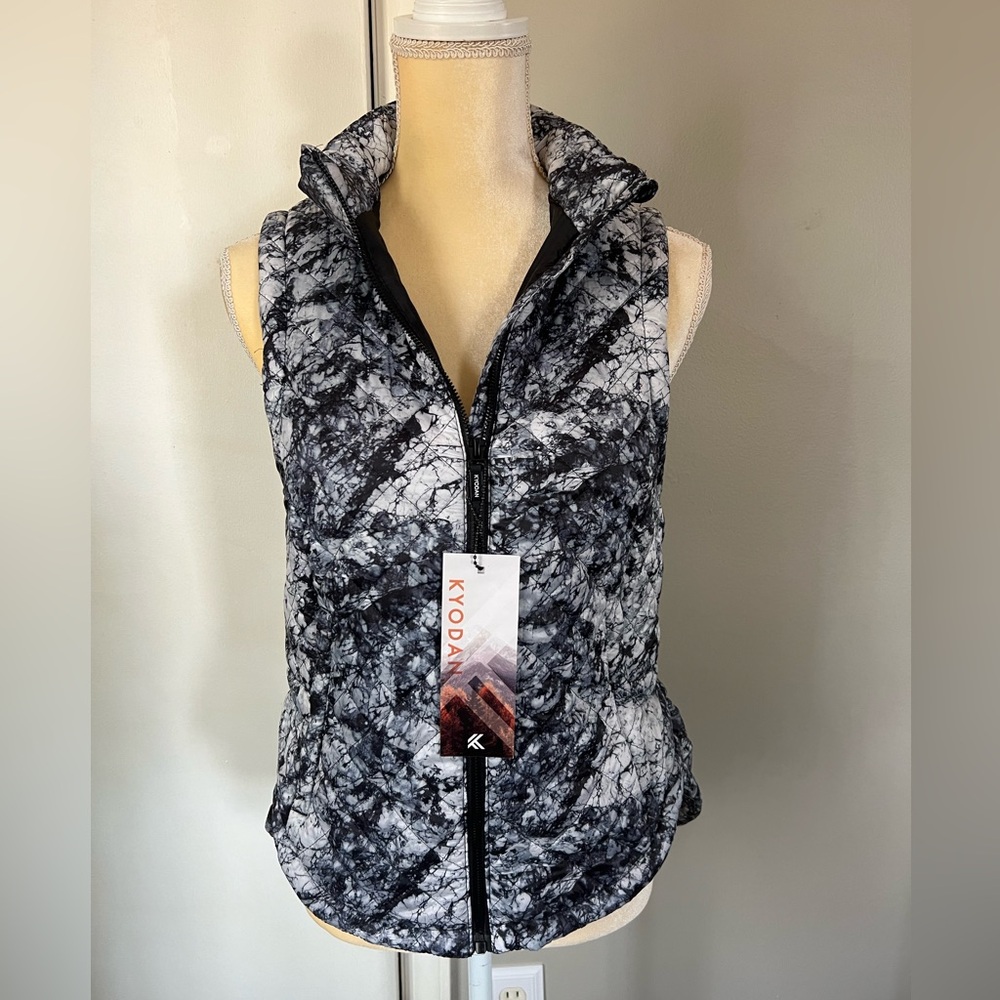 NWT Kyodan Woman’s Black & White Printed Warm Polyester Puffer Vest Small Petite
